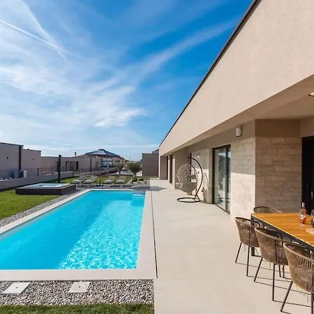 Daleo With Heated Pool And Jacuzzi Near Porec *