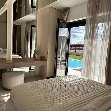 Daleo With Heated Pool And Jacuzzi Near Porec