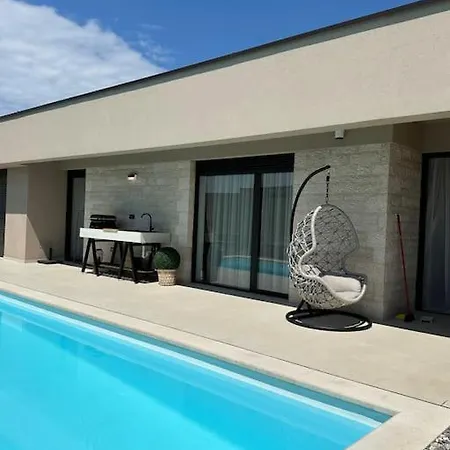 Daleo With Heated Pool And Jacuzzi Near Porec Labinci