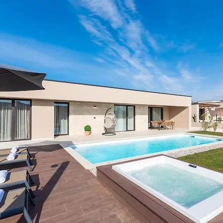 Daleo With Heated Pool And Jacuzzi Near Porec