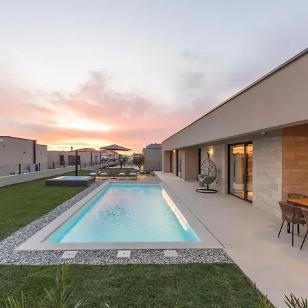 Daleo With Heated Pool And Jacuzzi Near Porec *