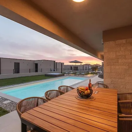 Daleo With Heated Pool And Jacuzzi Near Porec Villa