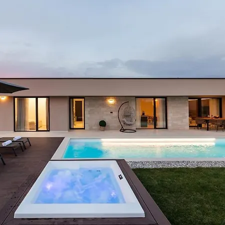 Daleo With Heated Pool And Jacuzzi Near Porec
