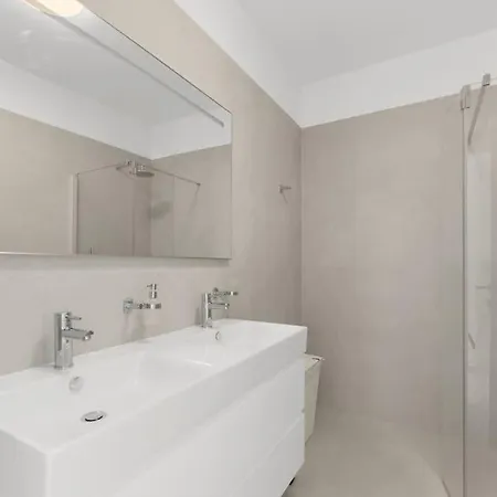 Daleo With Heated Pool And Jacuzzi Near Porec