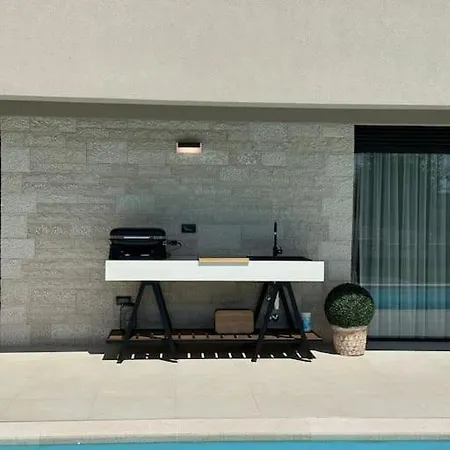 Daleo With Heated Pool And Jacuzzi Near Porec Villa *