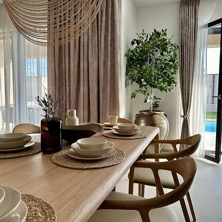 Villa Daleo With Heated Pool And Jacuzzi Near Porec *