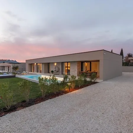Daleo With Heated Pool And Jacuzzi Near Porec