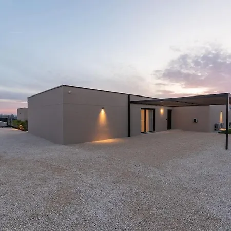 Villa Daleo With Heated Pool And Jacuzzi Near Porec *