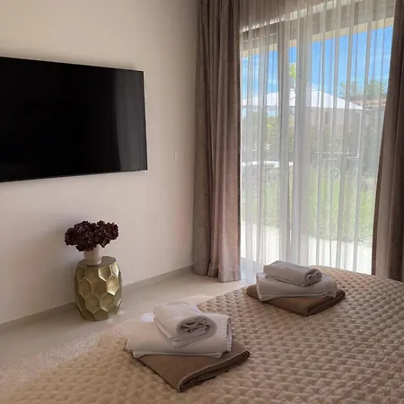 Villa Daleo With Heated Pool And Jacuzzi Near Porec *