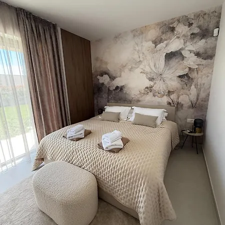 Daleo With Heated Pool And Jacuzzi Near Porec Villa