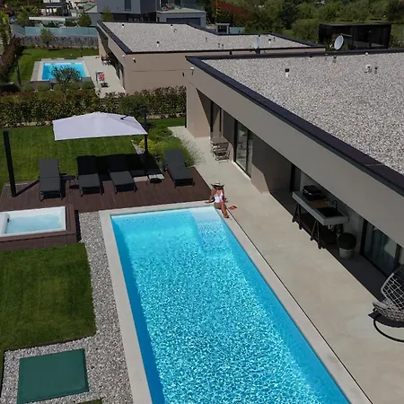 Villa Daleo With Heated Pool And Jacuzzi Near Porec