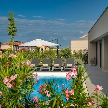 Daleo With Heated Pool And Jacuzzi Near Porec * Labinci