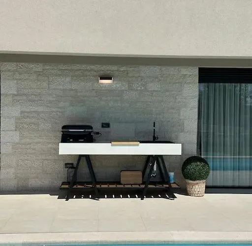 Daleo With Heated Pool And Jacuzzi Near Porec Villa *