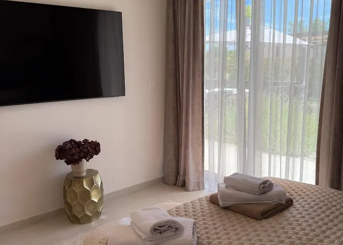 Villa Daleo With Heated Pool And Jacuzzi Near Porec *