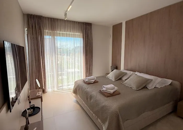 Daleo With Heated Pool And Jacuzzi Near Porec