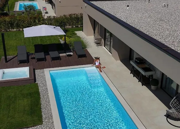 Villa Daleo With Heated Pool And Jacuzzi Near Porec