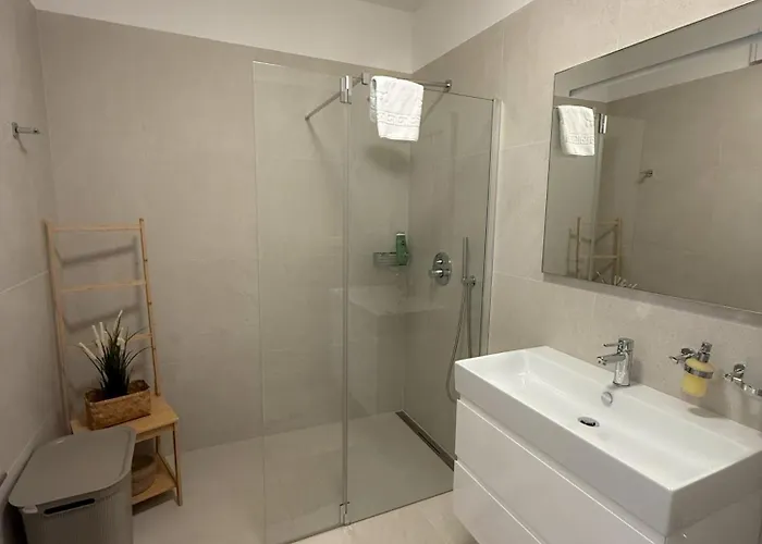 Daleo With Heated Pool And Jacuzzi Near Porec Villa Labinci
